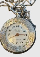 Auktion 375<br>mechan. Damenumh&auml;ngeuhr an langer -Kette "Russ" 17 Rubis, Werk l&auml;uft, Swiss made, verso Blumen