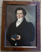 Auktion 375<br>Biedermeier Portrait eines eleganten Herrens mit Buch, um 1830, &Ouml;sterreich, &Ouml;l/Leinen, kleines Loch,alt  gerahmt, RG 90x67 cm, unleserl. signiert oben links?