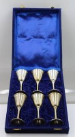 Auktion 375<br>Vintage-Set aus sechs versilberten Lik&ouml;rkelchen mit feinen Gravuren, EPNS, in Kasten, ca. H-11,5cm