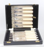 Auktion 375<br>Fischbesteck in Kasten, Harrison Fisher &amp; Co Sheffield, wohl Bakelitgriffe, sehr guter Zustand, ca. L-Messer 19cm