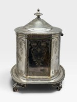 Auktion 375<br>Sammlungsaufl&ouml;sung, versilberte Keksdose, wohl John Round &amp; Son Sheffield, &auml;lter, ca. H-21,5cm B-18,3cm