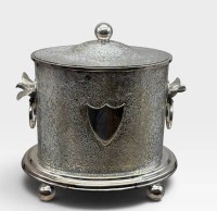 Auktion 375<br>Sammlungsaufl&ouml;sung, versilberte Keksdose, gepunzt, Sheffield, &auml;lter, beidseitig Tauben als Handhaben ca. H-18,5cm B-19cm, Versilberung erneuert