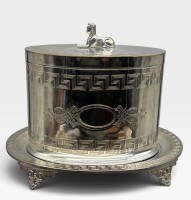 Auktion 375<br>Sammlungsaufl&ouml;sung, versilberte Keksdose, wohl Sheffield, nur Nummer, &auml;lter, M&auml;ander-Muster, Sphinx als Deckelknauf, ca. H-17,5cm B-23cm , Versilberung erneuert