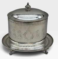 Auktion 375<br>Sammlungsaufl&ouml;sung, versilberte Keksdose, wohl John Round &amp; Son Sheffield, &auml;lter, ca. H-18,5cm B-22cm, Versilberung erneuert