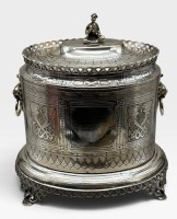 Auktion 375<br>Sammlungsaufl&ouml;sung, sch&ouml;ne antike versilberte Keksdose, gemarkt wohl F.CJ&amp;CO ?, fig&uuml;rlicher Deckelknauf, &auml;lter, ca. H-19cm B-19cm, Versilberung erneuert