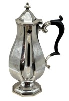 Auktion 375<br>Sammlungsaufl&ouml;sung, Schokoladenne im Art-D&eacute;co-Stil, seitl. Holzgriff, versilbert, gemarkt, England, ca. H-19,5cm, Versilberung erneuert