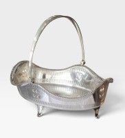 Auktion 375<br>Sammlungsaufl&ouml;sung, Henkelkorb bzw. Schale mit einem beweglichen Henkel, wohl James Dixon &amp; Sons Sheffield, ca. H-10cm B-23,5cm T-19cm, Versilberung erneuert