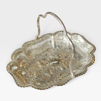 Auktion 375<br>Sammlungsaufl&ouml;sung, sch&ouml;ne Schale mit klappbarem Henkel,  Boardman &amp; Glossop Sheffield, teilw. durchbroschen, ca. H-7cm B-28,5cm T-20cm