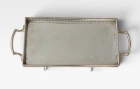 Auktion 375<br>Sammlungsaufl&ouml;sung, elegantes, l&auml;ngliches versilbertes Tablett, durchbrochener Gallierand, England, ca. H-3,2cm 40,5 x 16,5cm, Versilberung erneuert