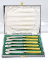 Auktion 375<br>vintage Buttermesser-Set in Kasten, wohl Bakelitgriffe, ca. L-16cm