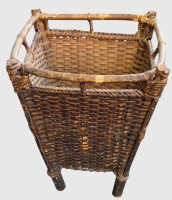Auktion 375<br>gr. Rattan Papierkorb, wohl Indonesien, H-46 cm, 37x37 cm, Handarbeit und &auml;lter