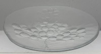 Auktion 375<br>grosse Glasplatte mit Traubendekor, D-36 cm