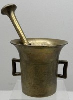 Auktion 375<br>grosser, massiver Bronze-M&ouml;rser mit Pistell, H-14 cm, D-15 cm, Pistell L-24,5 cm, zus. 3,6 kg.