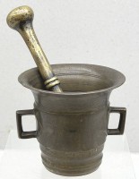 Auktion 375<br>Bronze M&ouml;rser mit Pistell, 18.Jhd. H-10,5 cm, Rand besch&auml;digt