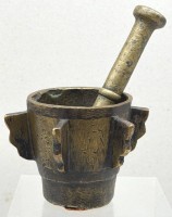 Auktion 375<br>antiker Bronzem&ouml;rser mit Flossen und St&ouml;&szlig;el (auch Fl&uuml;gelm&ouml;rser genannt), wohl 16/17. Jhd, Gebrauchsspuren, H-10,5 cm