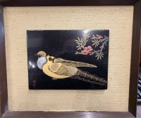 Auktion 375<br>chines. Lackbild mit Vogelpaar, gerahmt, MG 24,5x18 cm, RG 41x35 cm, verso chines. Etikett