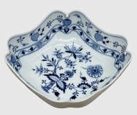 Auktion 375<br>gr. Schale "Meissen"  Knauf-Schwertermarke um 1860, 1.Wahl,  Zwiebelmuster, H-9 cm, 22,5x22,5 cm