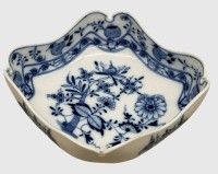 Auktion 375<br>Schale "Stadt Meissen" Zwiebelmuster, H-7 cm, 17,5x17,5 cm