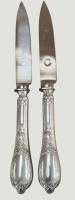 Auktion 375<br>2x Jugendstil-Messer mit versilb. Griffen, Loch in Klinge??, L-19 cm, Ziermonogramm
