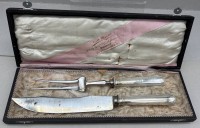 Auktion 375<br>grosses Tranchierbesteck mit Silbergriffen-800-, in orig. Etui, Altersspuren, ungepflegt, aber ohne Dellen