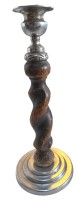Auktion 375<br>hoher Leuchter, gedrehter Holzschaft, Metallmontur, ungepflegt, H-25 cm