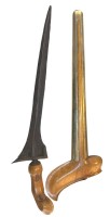 Auktion 375<br>antiker Kris mit Metallscheide um 1900, Damaszener Klinge mit geschnitzten Holzgriff, Java, L-47 cm