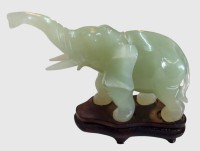 Auktion 375<br>kl. Jade Elefant auf Holzsockel, wohl China, H-11 cm, L-13 cm