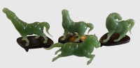 Auktion 375<br>4x verschiedene Jade-Pferde, 3x auf Holzsockel, guter Zustand, H-max. 11 cm