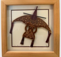 Auktion 375<br>kl. Schaukasten mit Traditionellen Wau Legu, Indonesien, ca. 22x22 cm