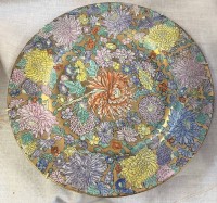 Auktion 375<br>Handbemalter Mille Fleur Teller China 20. Jh. 25,4 cm