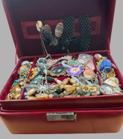 Auktion 375<br>gr. Schmuckkoffer voller Modeschmuck, viele Steinketten, Koffer neuwertig und mit Schl&uuml;ssel
