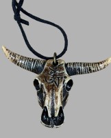 Auktion 375<br>Stoffband mit Stierkopf-Sch&auml;del, wohl Knochen, 8x5 cm