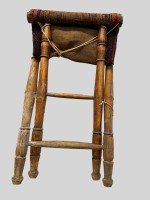 Auktion 375<br>Klapphocker, mit Teppich als Sitz, Altersspuren