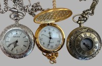 Auktion 376 / Los 2007 <br>3x div. Quartz HTU, alle mit Uhrenkette, 1x mit Staubschutz, ungetragene Vitrinenobjekte