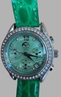 Auktion 376 / Los 2012 <br>Quartz  Damenarmbanduhr mit t&uuml;rkisfarbenen Ziffernblatt, L&uuml;nette mit Strassbesatz, gr&uuml;nes Lederband, D-3,5 cm