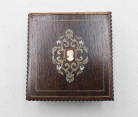 Auktion 376<br>antike Taschenuhrbox, 19. Jhd., Deckel mit Came&eacute; und Einlagen, ohne  Schl&uuml;ssel, ca. H-3,5cm, B-8,7cm