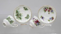 Auktion 376<br>Miniatur-Sammeltassen, Serie &bdquo;Flower of the Month&ldquo;, Royal Albert, M&auml;rz, Mai, Tassen H-4,3cm