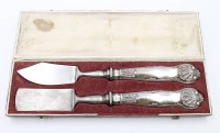 Auktion 376<br>Butter und K&auml;semesser um 1900, Silbergriffe (gepr.) in Kasten, ca. L-20,5cm
