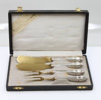 Auktion 376<br>4teiliges Vorlegebesteck-Set, 800er Silbergriffe, in Kasten, ca. L-16,2cm