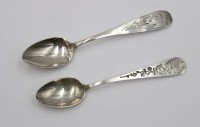 Auktion 376<br>2x 800er Silber-Teel&ouml;ffel, je verso Punktgravur und Datierungen, zieseliert, zus. 16,8gr., L-12,5cm