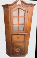 Auktion 376<br>Barocker Echschrank, Schublade mit intarsierter Windrose, H-ca. 170 cm, B-ca. 80 cm, gr. Kugelf&uuml;sse lose anbei, in gutem Zustand, mit Geheimfach unter Schublade