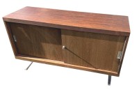 Auktion 376<br>Vintage-Sideboard aus den 1960er Jahren mit Holzfurnier, Schiebet&uuml;ren und Metallbeinen, H-70 cm, 120x47 cm, Gebrauchsspuren