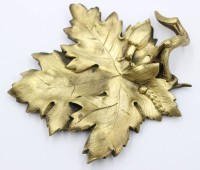 Auktion 376<br>Blattschale im Weinblatt-Design, wohl Messing, ca. 11,7 x  13,6cm