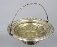 Auktion 376<br>Tafelaufsatz um 1900, Messing versilbert, berieben, ca. H-9,5cm D-24,5cm