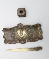 Auktion 376<br>3tlg. Schreibtisch-Garnitur, Bronze, bestehend aus Ablage, Brief&ouml;ffner und Tintenfass, Ablage ca. H-3cm B-21,5cm