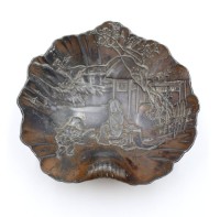 Auktion 376<br>reliefierte Schale, Japan, wohl um 1900, Kupfer. ca. H-2,5cm D-10,2cm