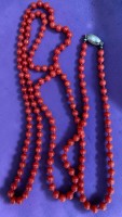 Auktion 376 / Los 1005 <br>lange Korallen-Kette mit Magnetschliesse, L-100 cm, Perlen D-0,4 cm