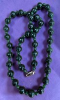 Auktion 376 / Los 1006 <br>Jade Perlenkette mit Double-Schliesse, L-60 cm, Perlen D-0,8-0,9 cm, 75,8 gr.