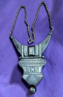 Auktion 376 / Los 1009 <br>Kette, Tuareg, Wei&szlig;metall ,  Collier mit beweglicher Abh&auml;ngung und typischem gravierten Tuareg-Dekor, r&uuml;ckseitig gemarkt, L-43 cm