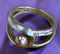 Auktion 376 / Los 1010 <br>Silberring "Fossil" -925- mit Gold-Perle, RG 59, 7 gr.